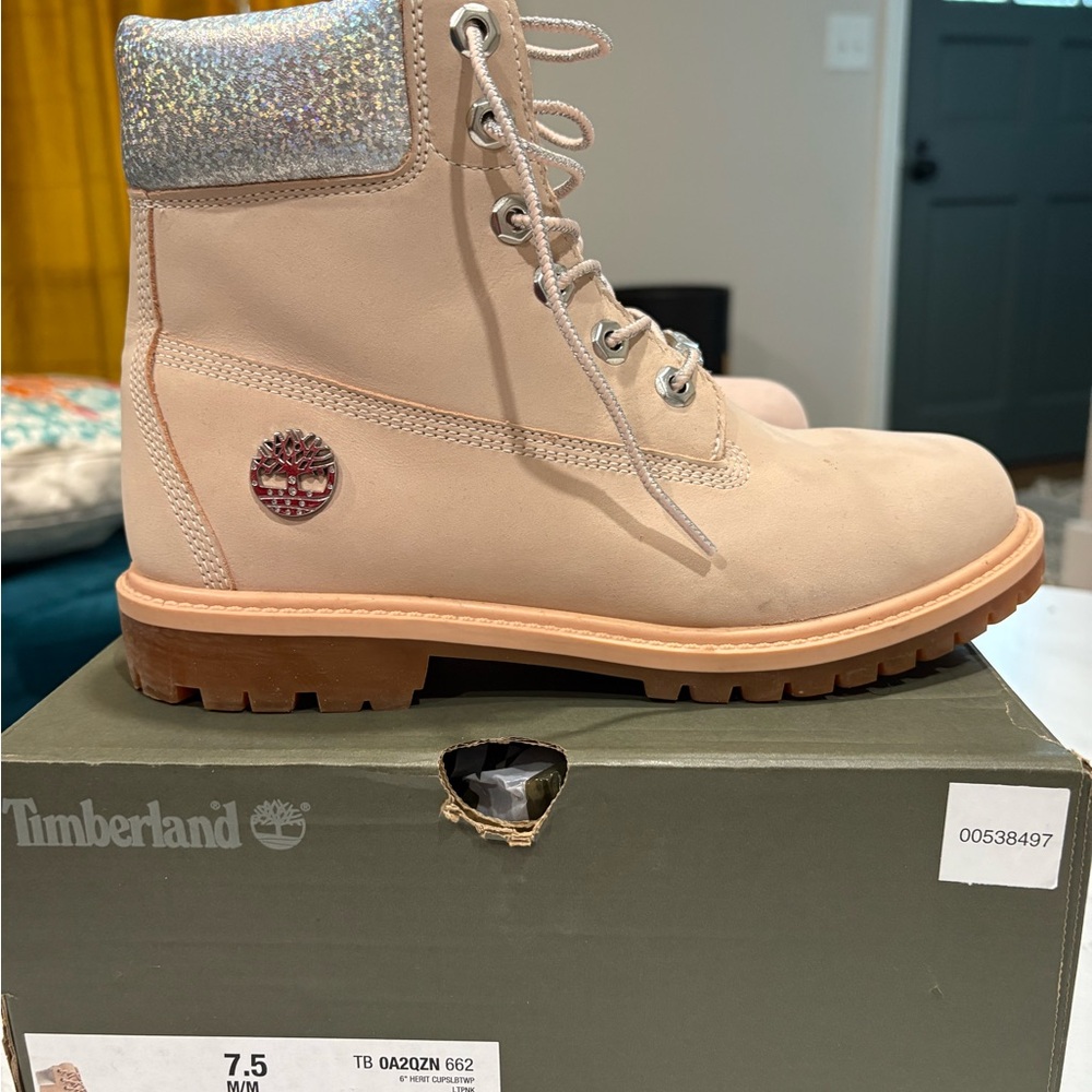 Timberland 6in light pink nubuck boot